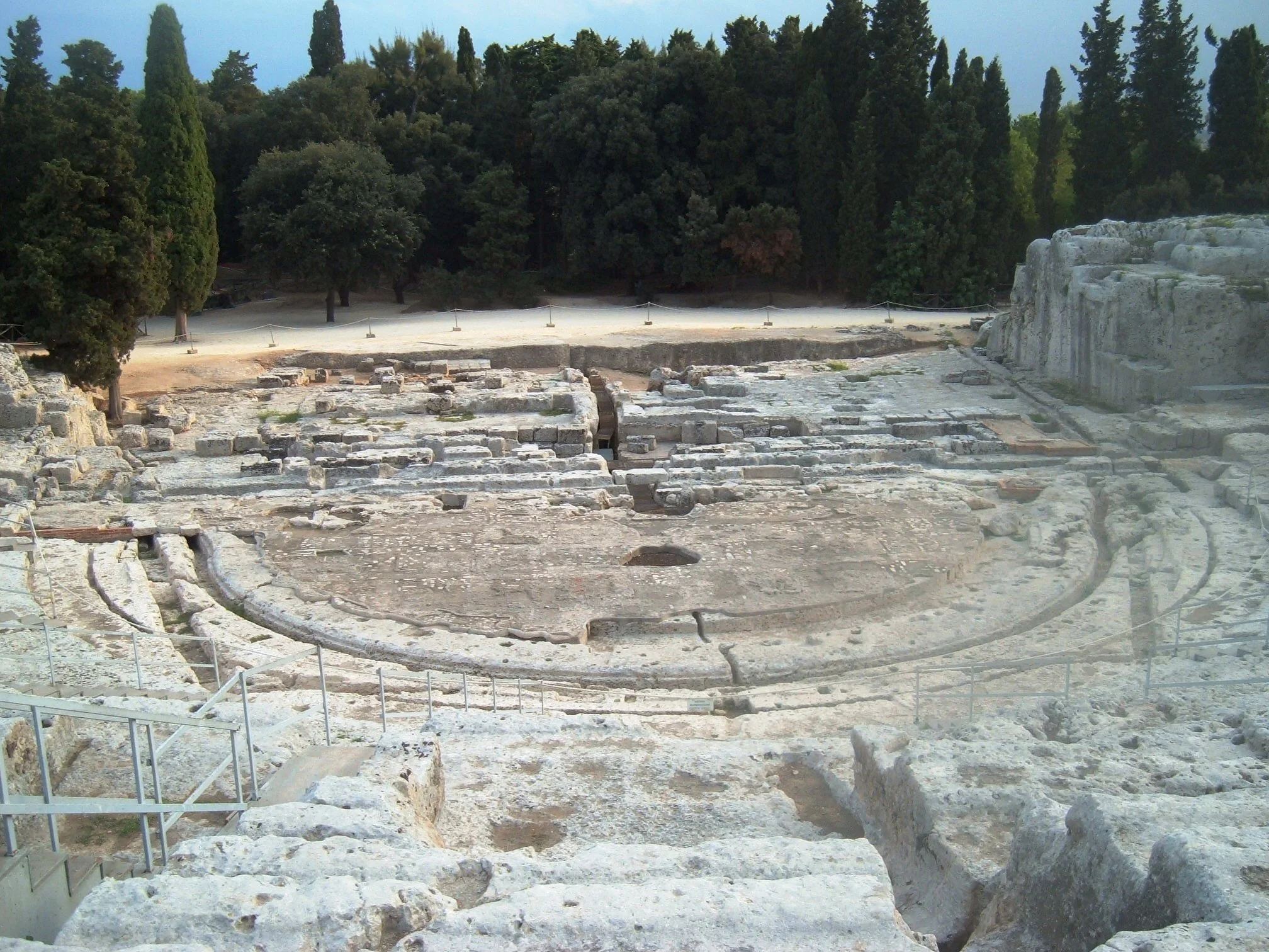Steinerne Sitzreihen im griechischen Theater von Syrakus.