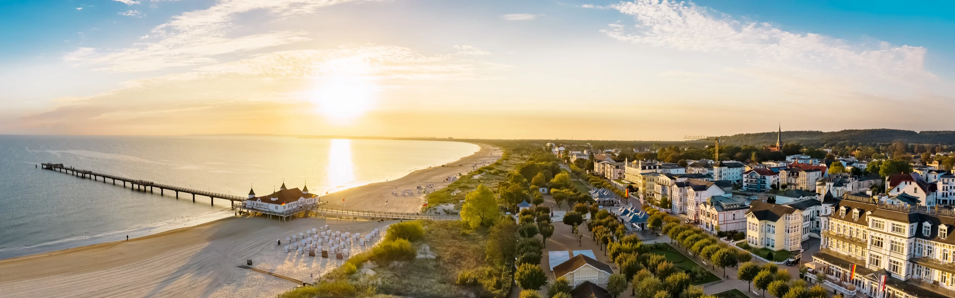 Panoramablick auf Strand, Seebrücke und Bädervillen in Ahlbeck im goldenen Abendlicht