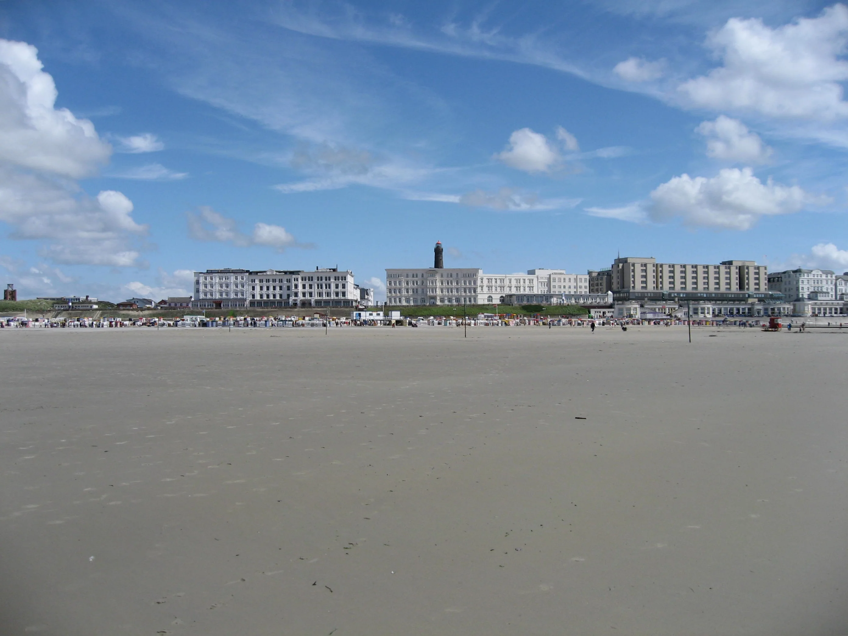 Borkums Strandpromenade mit dem Neuen Leuchtturm im Hintergrund