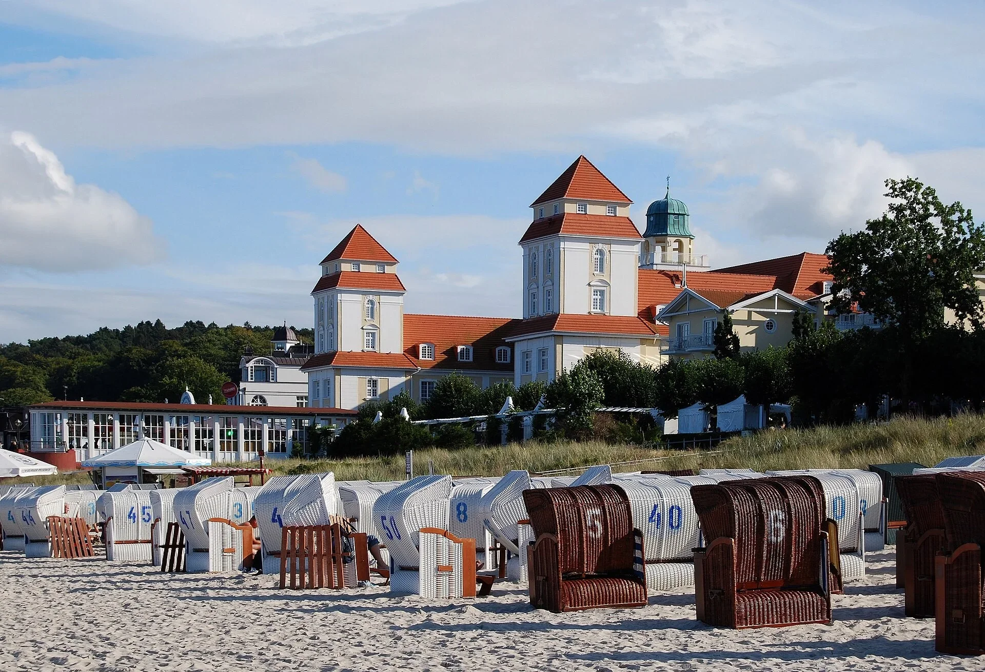 Kurhaus und Strandkörbe am Ostseestrand von Binz auf Rügen
