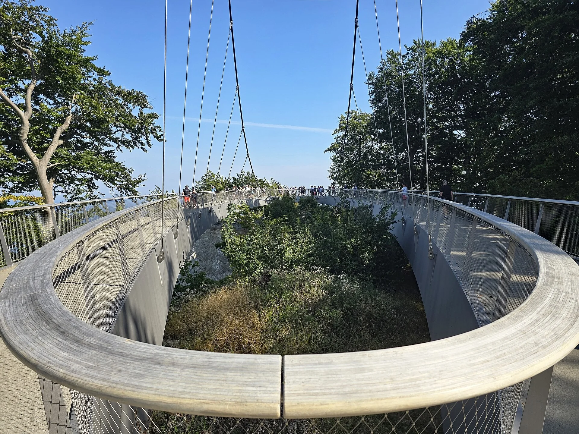 Besucher auf dem Königsstuhl-Skywalk im Nationalpark Jasmund