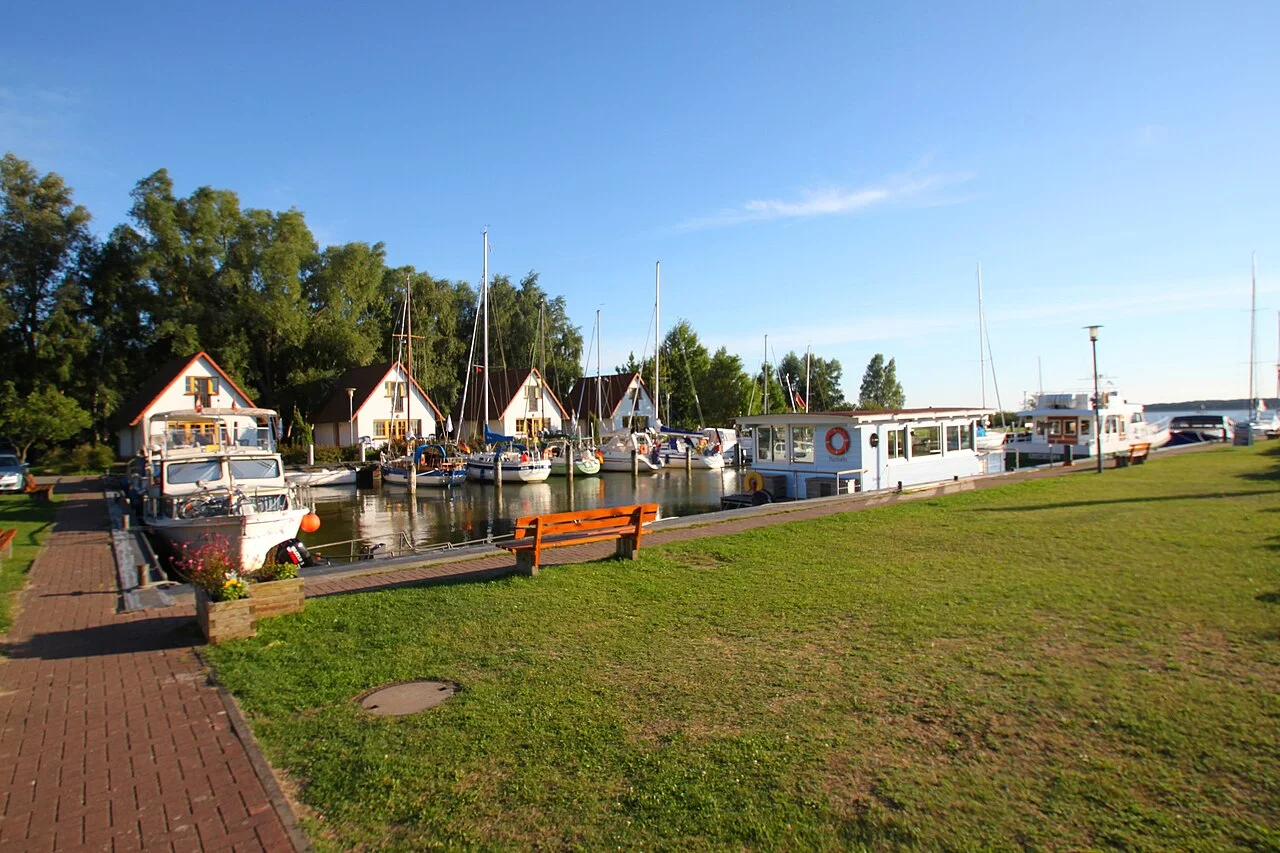Boote und Hafengebäude im Rankwitzer Hafen