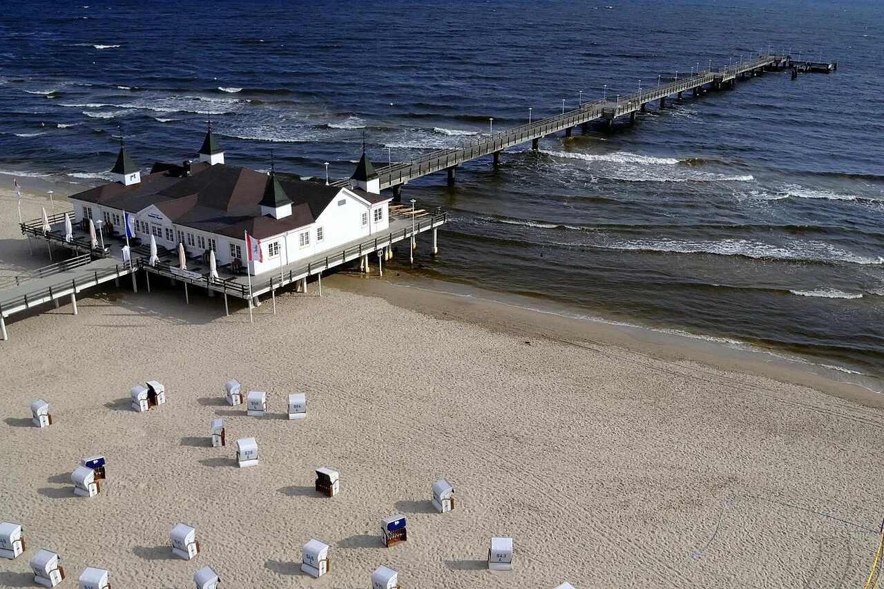 Luftaufnahme der historischen Seebrücke und des Sandstrandes in Ahlbeck