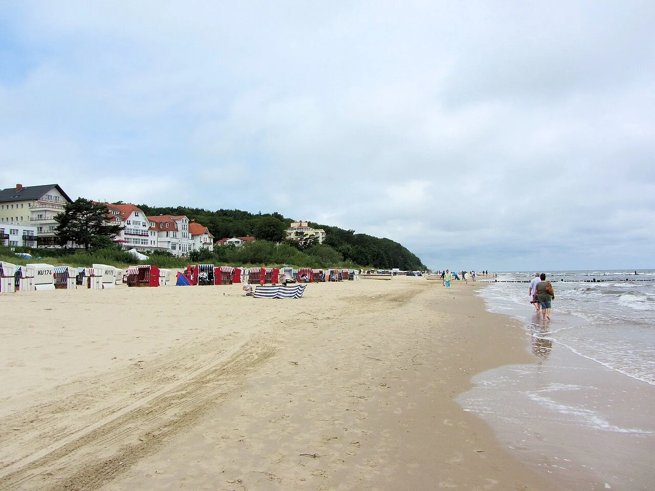 Sandstrand mit Strandkörben und Bädervillen in Bansin