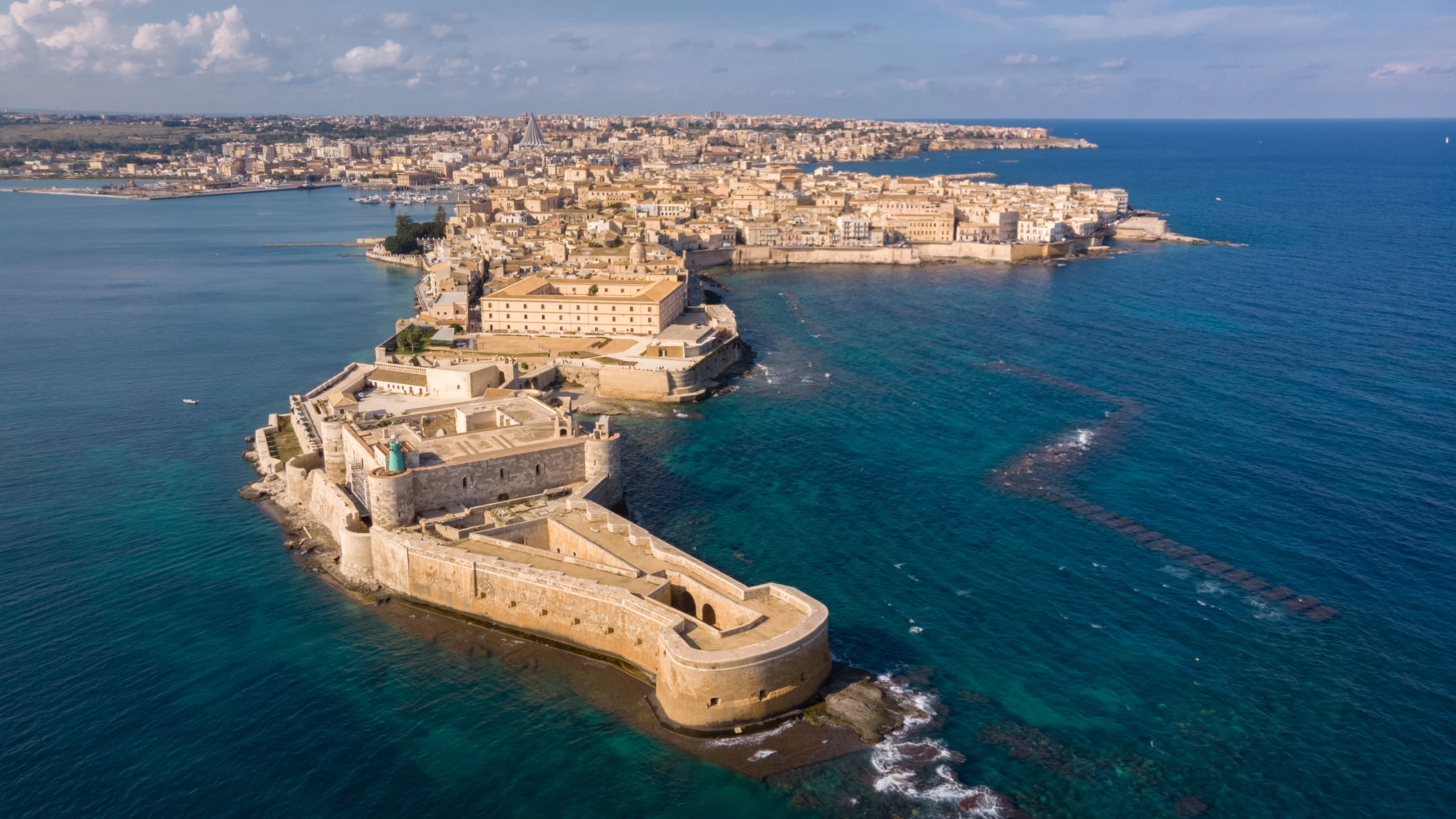Luftaufnahme von Castello Maniace und der Insel Ortigia.